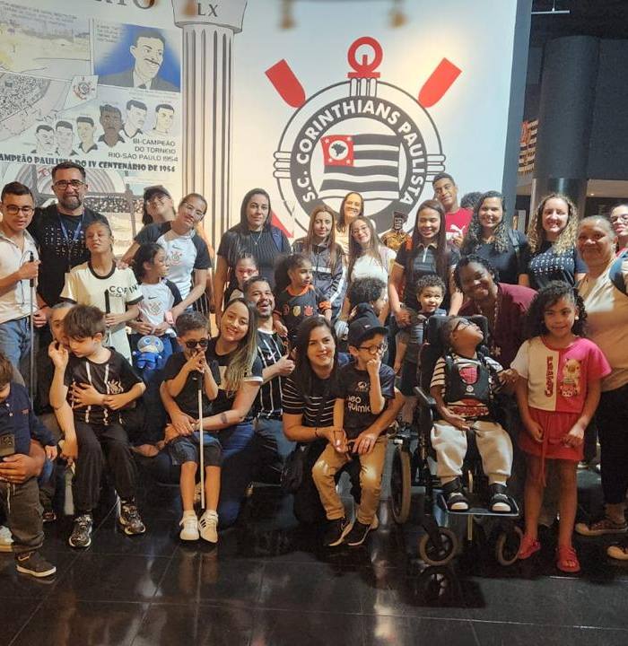 Corinthians recebe crianças e adolescentes com deficiência visual
