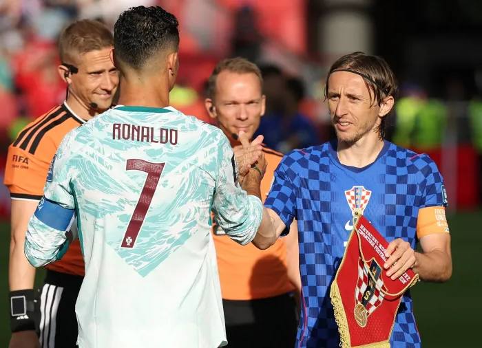 Cristiano Ronaldo leva a melhor sobre Modric