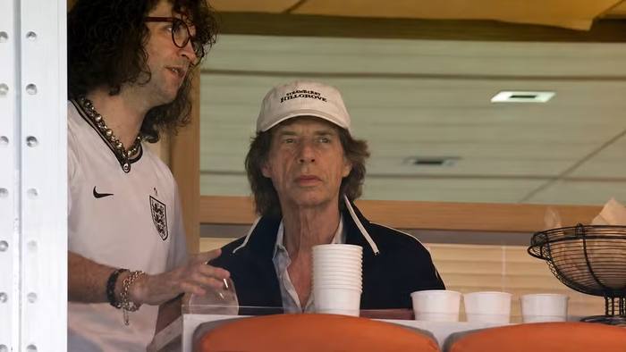 Entenda a fama de “pé frio” de Mick Jagger no futebol