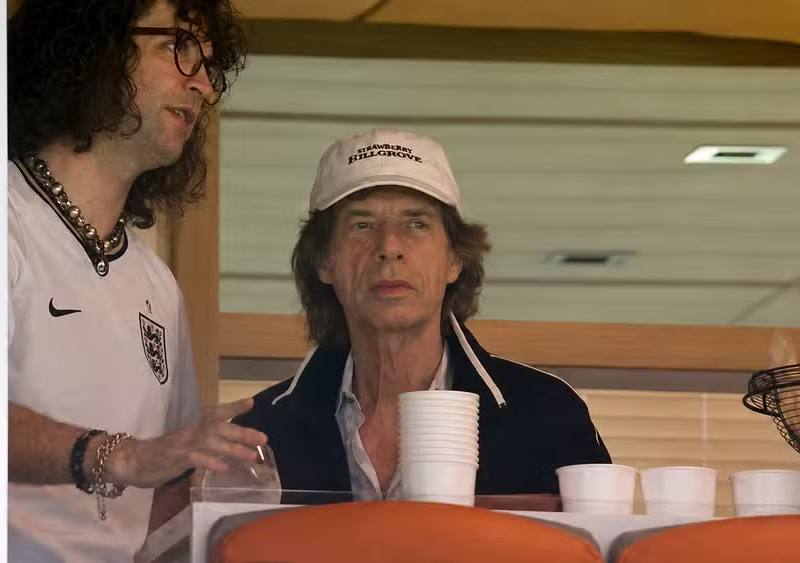 Entenda a fama de “pé frio” de Mick Jagger no futebol
