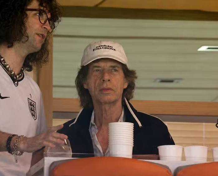 Entenda a fama de “pé frio” de Mick Jagger no futebol