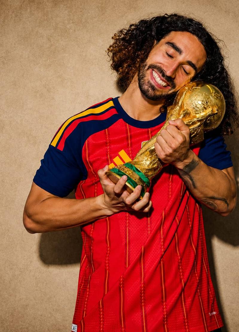 Conheça a história de vida do Cucurella