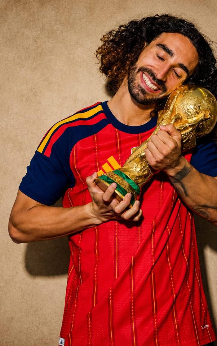 Conheça a história de vida do Cucurella