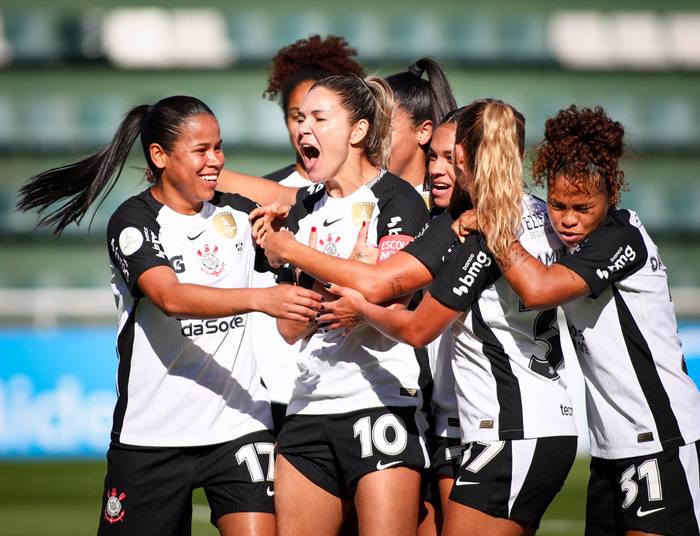 Brabas do Corinthians visitam a Laramara em iniciativa de inclusão pelo esporte