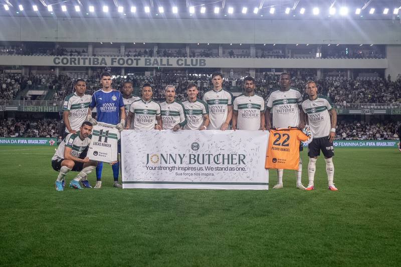 Coritiba emociona torcedor inglês com homenagem especial no Couto Pereira