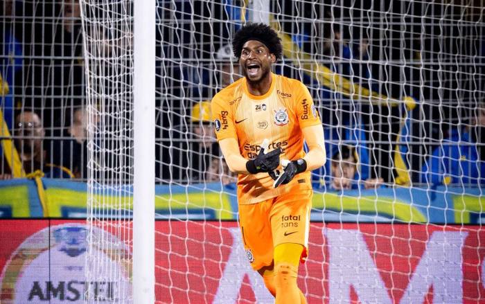 Hugo Souza denuncia racismo após xingamentos de torcedores do Rosario Central