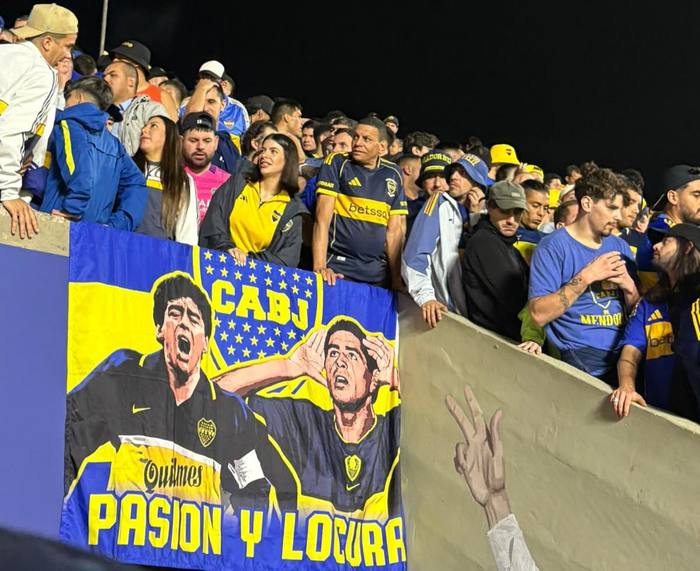 Brasileiro assiste jogo na torcida do Boca Juniors