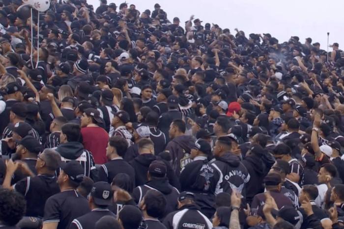 “Nós somos parte do jogo”, diz uma torcida calada