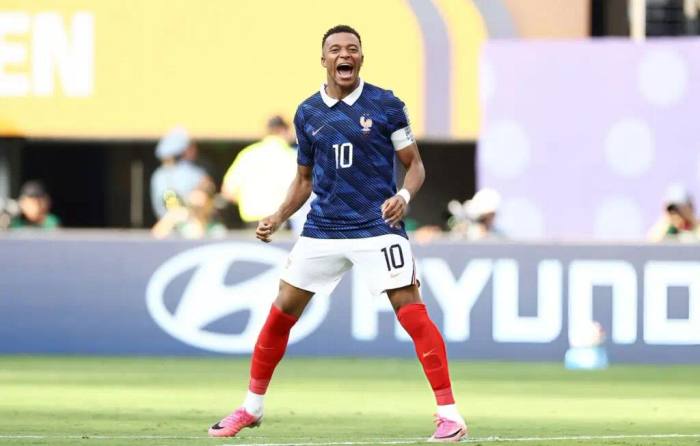 Mbappé chega a 18 gols em Copas, iguala número de jogos e reforça lugar entre os maiores da história