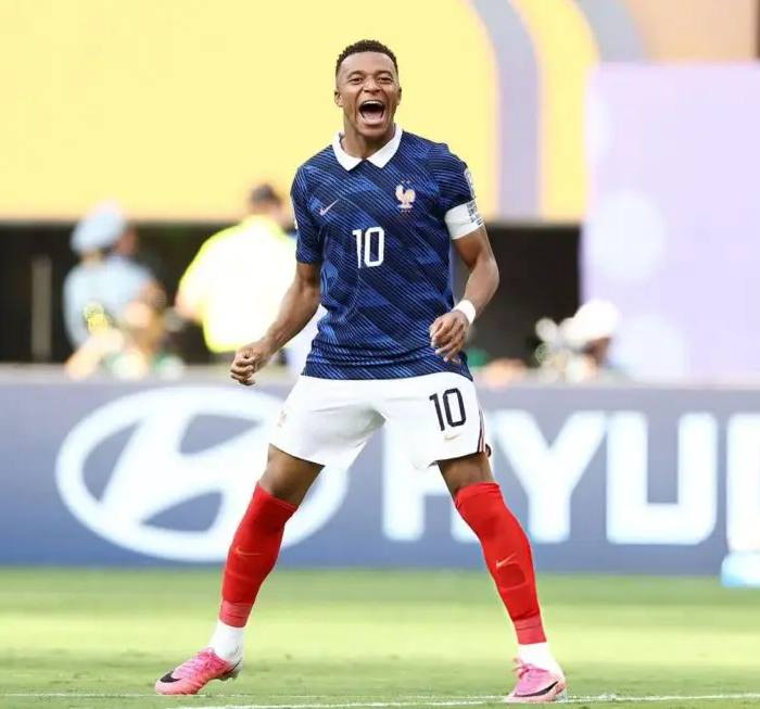 Mbappé chega a 18 gols em Copas, iguala número de jogos e reforça lugar entre os maiores da história