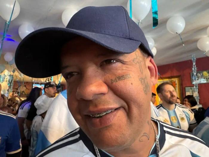 Em dia de jogo da Seleção Argentina, torcedor com Messi tatuado no rosto vê a chance do jogador se tornar o maior artilheiro isolado da Copa do Mundo