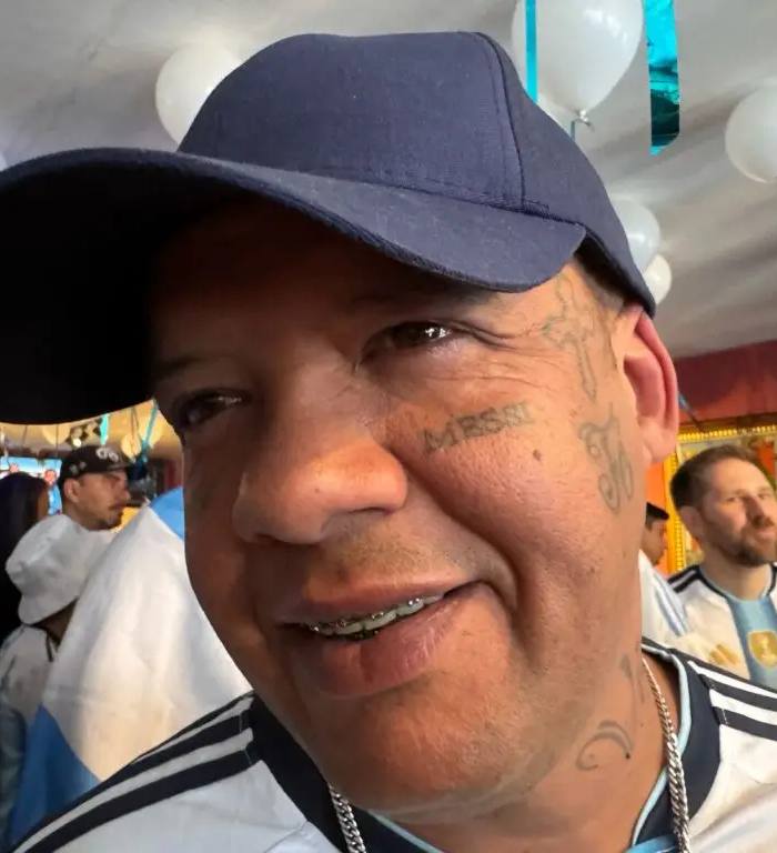Em dia de jogo da Seleção Argentina, torcedor com Messi tatuado no rosto vê a chance do jogador se tornar o maior artilheiro isolado da Copa do Mundo